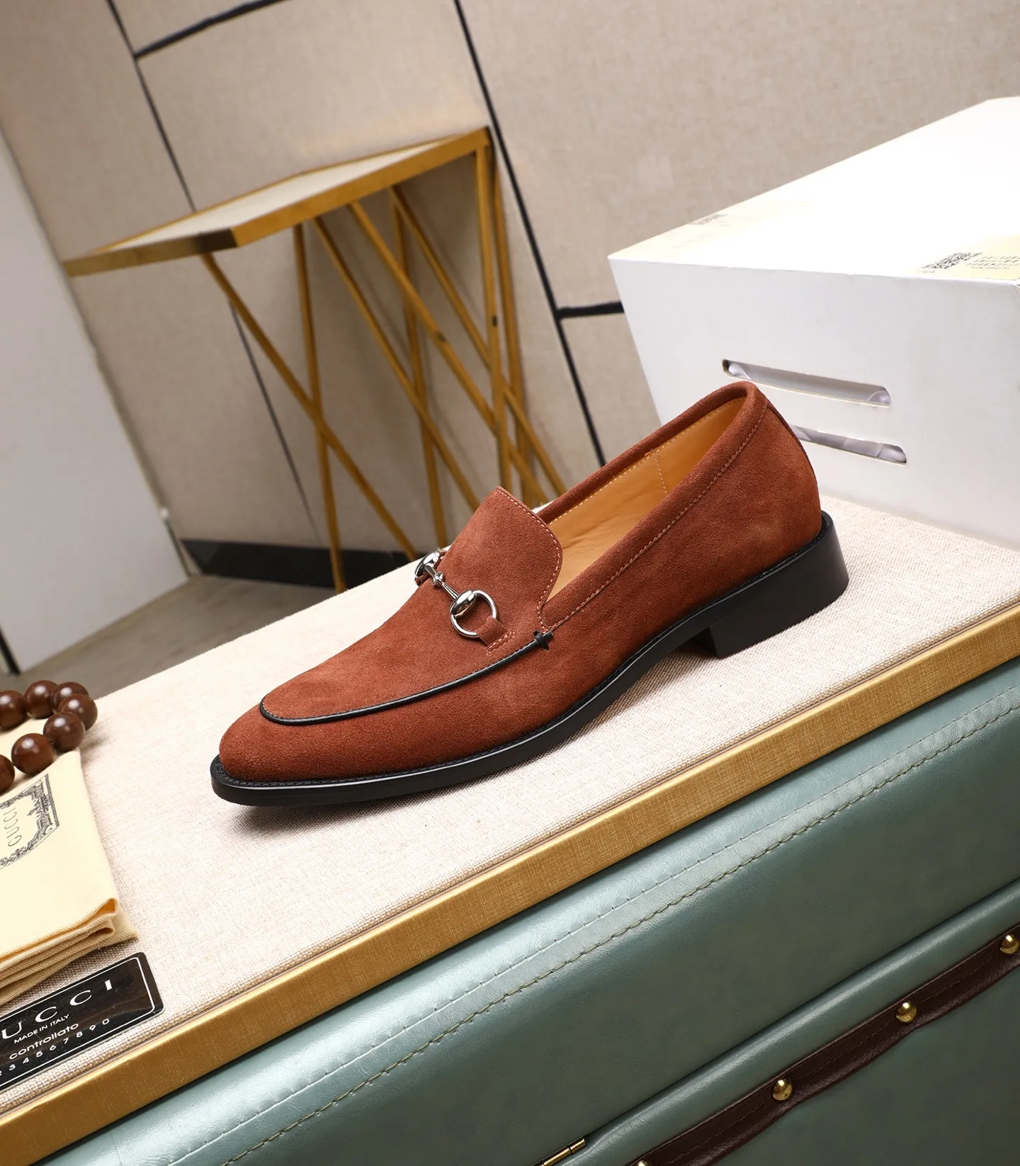 Men's shoes 💰520 (all cowhide) GUCCI high-end formal leather shoes. Original imported first-layer calfskin from Italy. Water-dyed cowhide lining. Original hardware. I believe you will be impressed from the first time you see it. The avant-garde style can no longer fully interpret its elegance. AAA grade rubber outsole. Super comfortable. The original last from the counter ensures its original version and quality. The simple upper ensures its comfort and breathability. A pair of truly good shoes has its own unique soul, prestigious quality, regular size 38-44